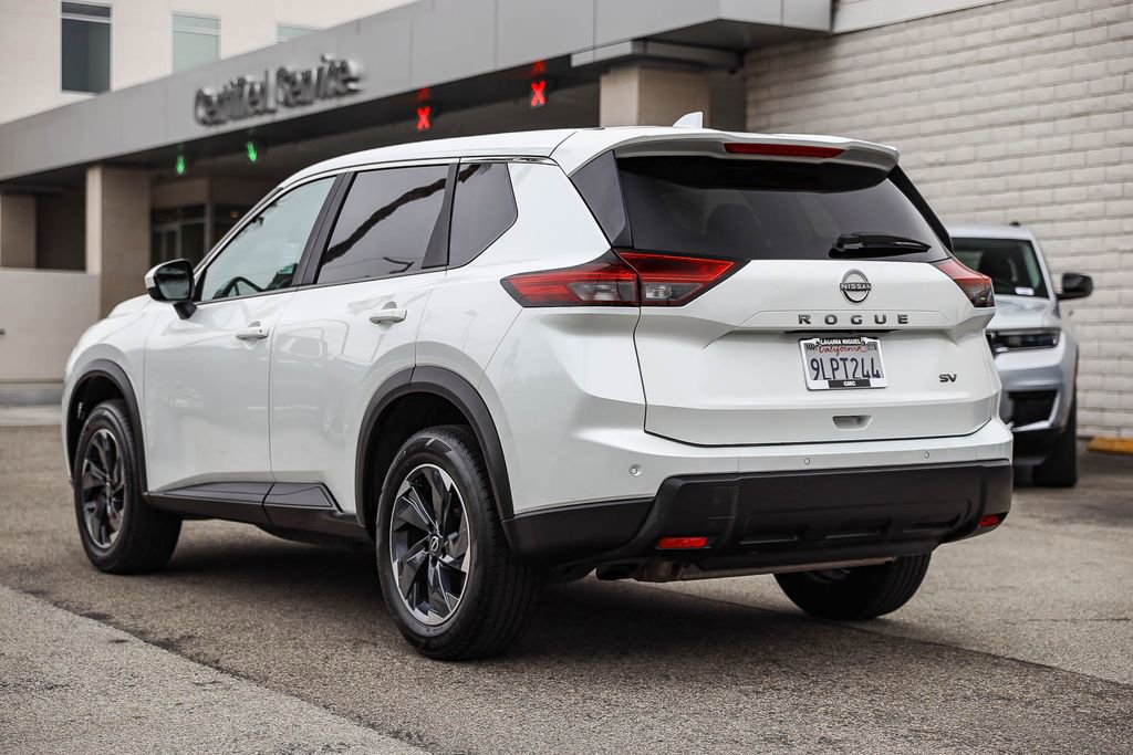 Used 2024 Nissan Rogue SV FWD image 4