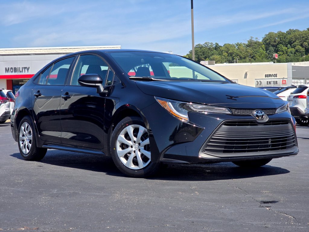Used 2025 Toyota Corolla LE FWD image 2