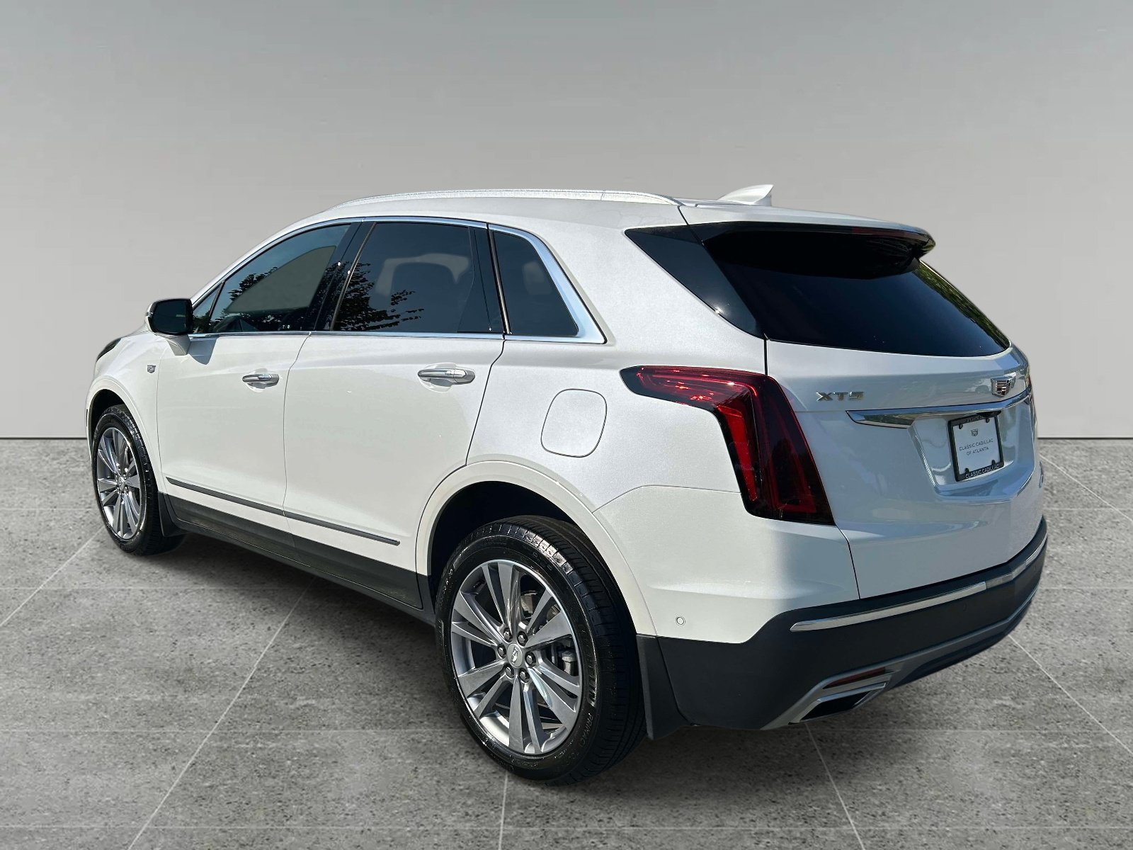 Certified 2025 Cadillac XT5 Premium Luxury w/ Technology Package FWD image 3