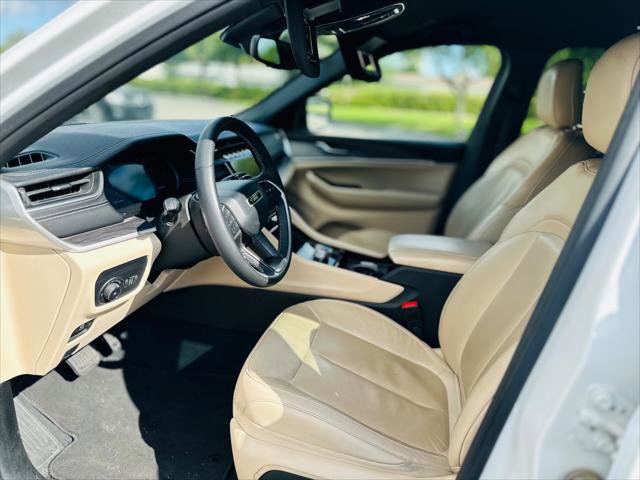 Used 2023 Jeep Grand Cherokee L Limited w/ Black Appearance Package RWD image 12