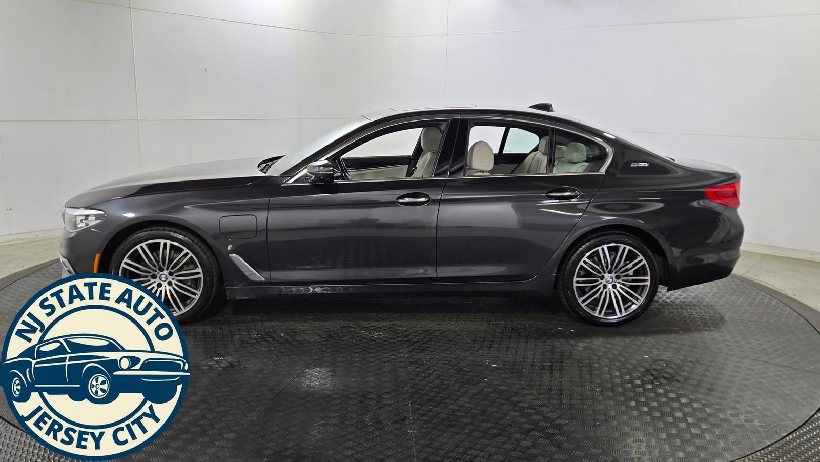 Used 2018 BMW 530e xDrive w/ Premium Package 2 image 4