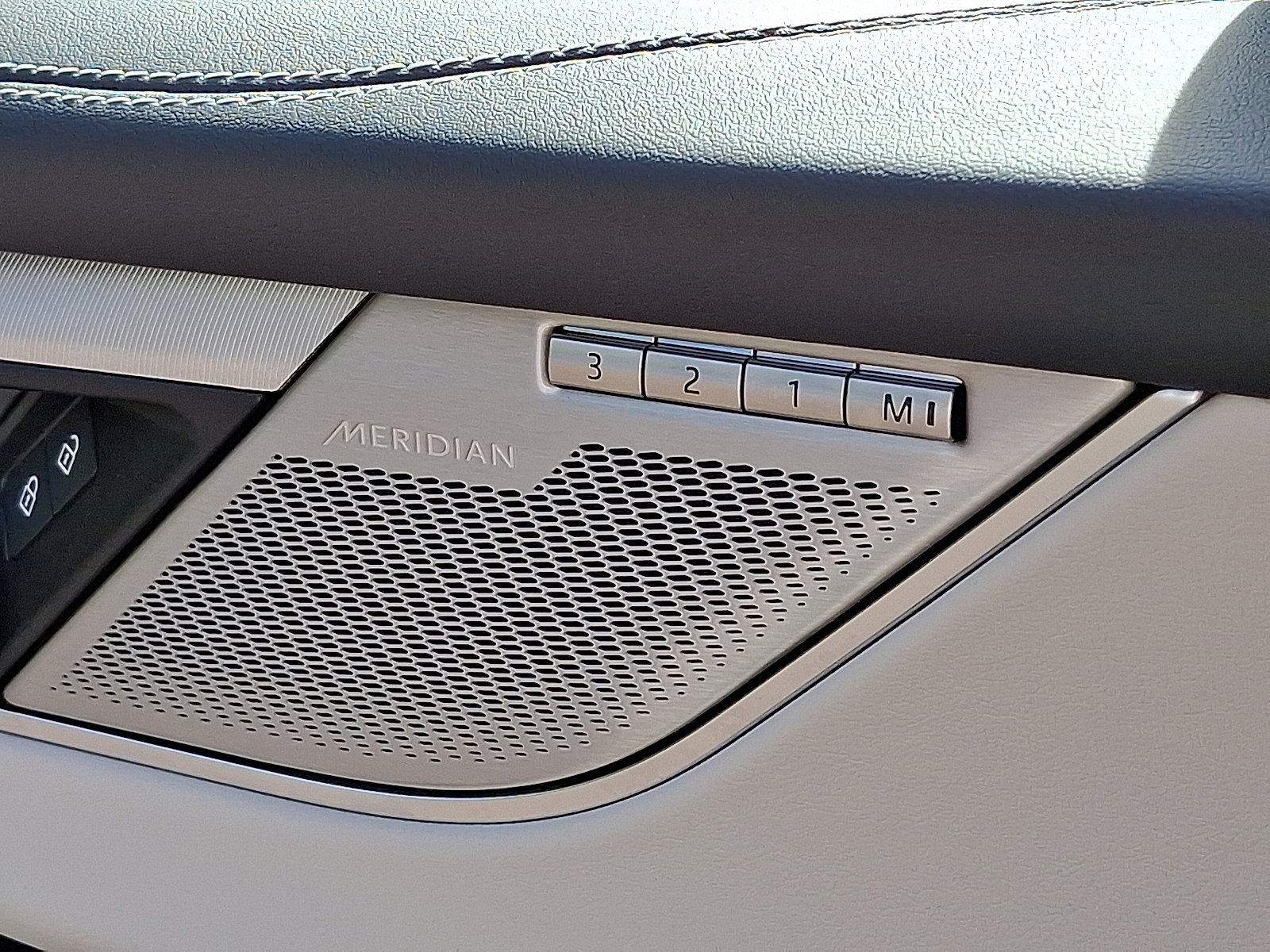 Certified 2025 Jaguar F-PACE R-Dynamic S image 24