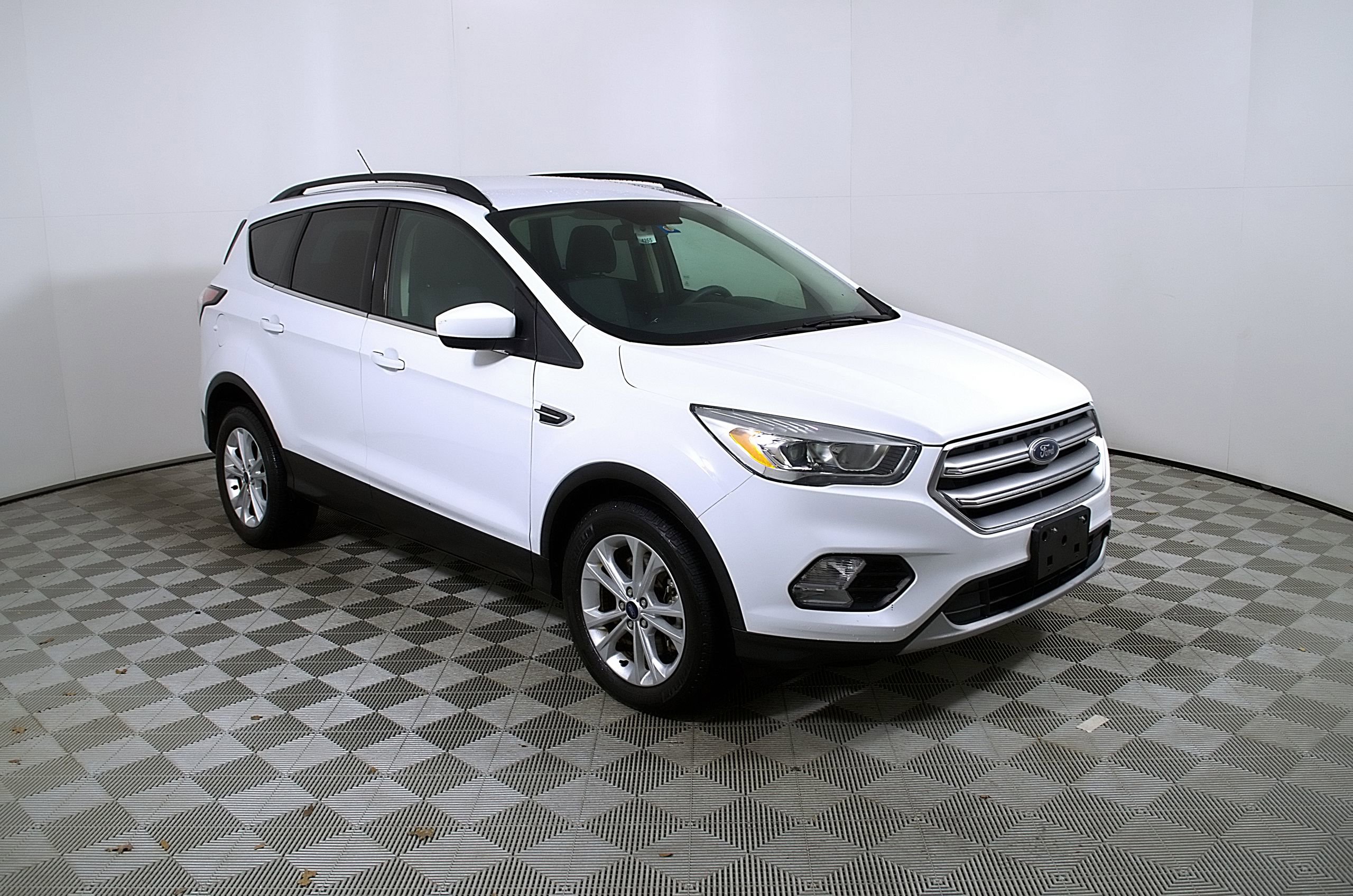 Used 2017 Ford Escape SE w/ Equipment Group 201A FWD image 6