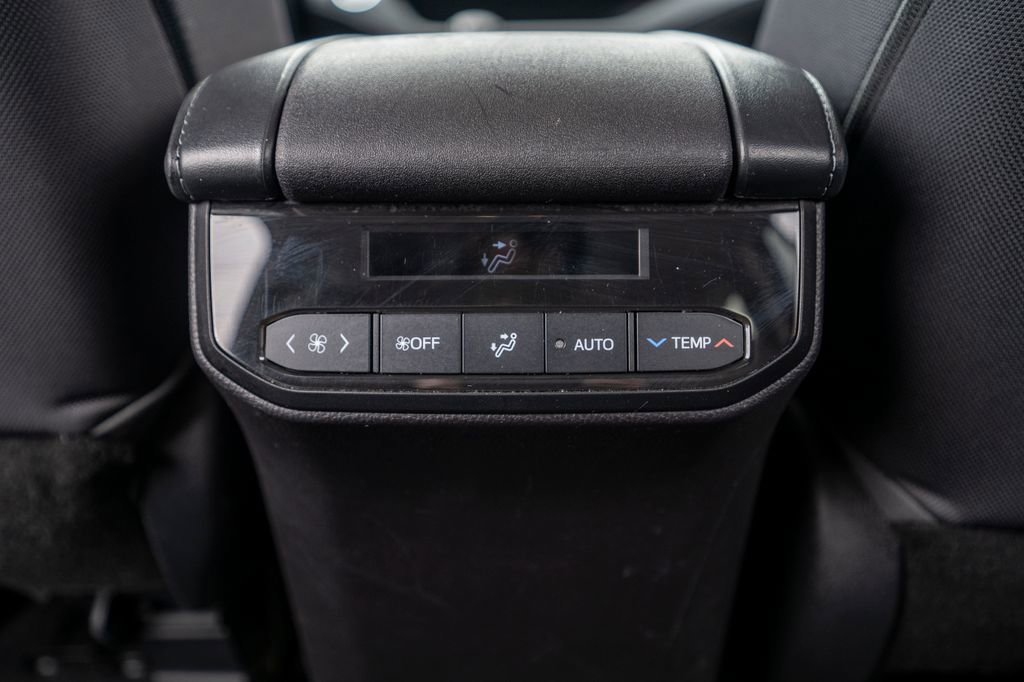 Used 2023 Toyota Highlander L image 31