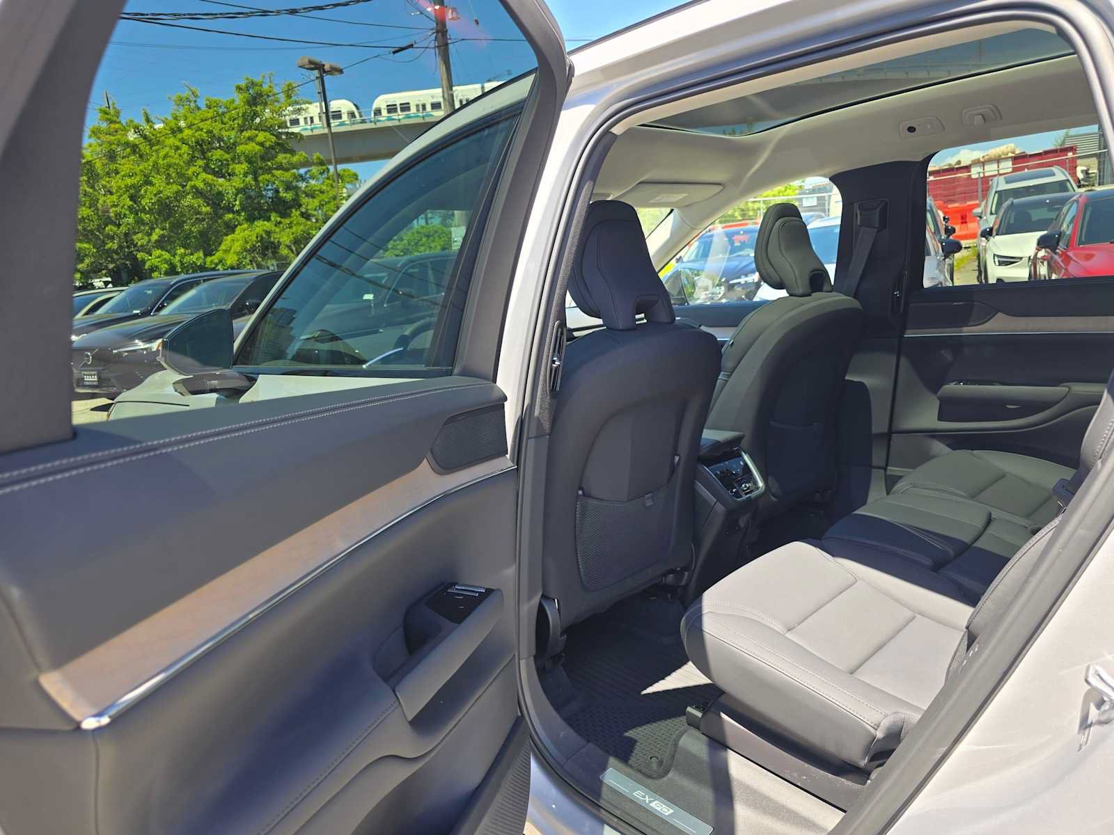 Used 2025 Volvo EX90 Plus AWD/4WD image 16