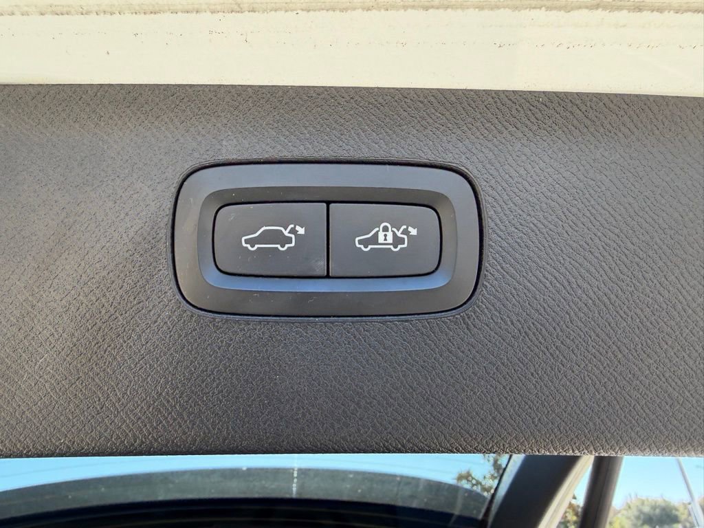 Used 2018 Volvo XC90 T5 Momentum w/ Momentum Plus Package image 11