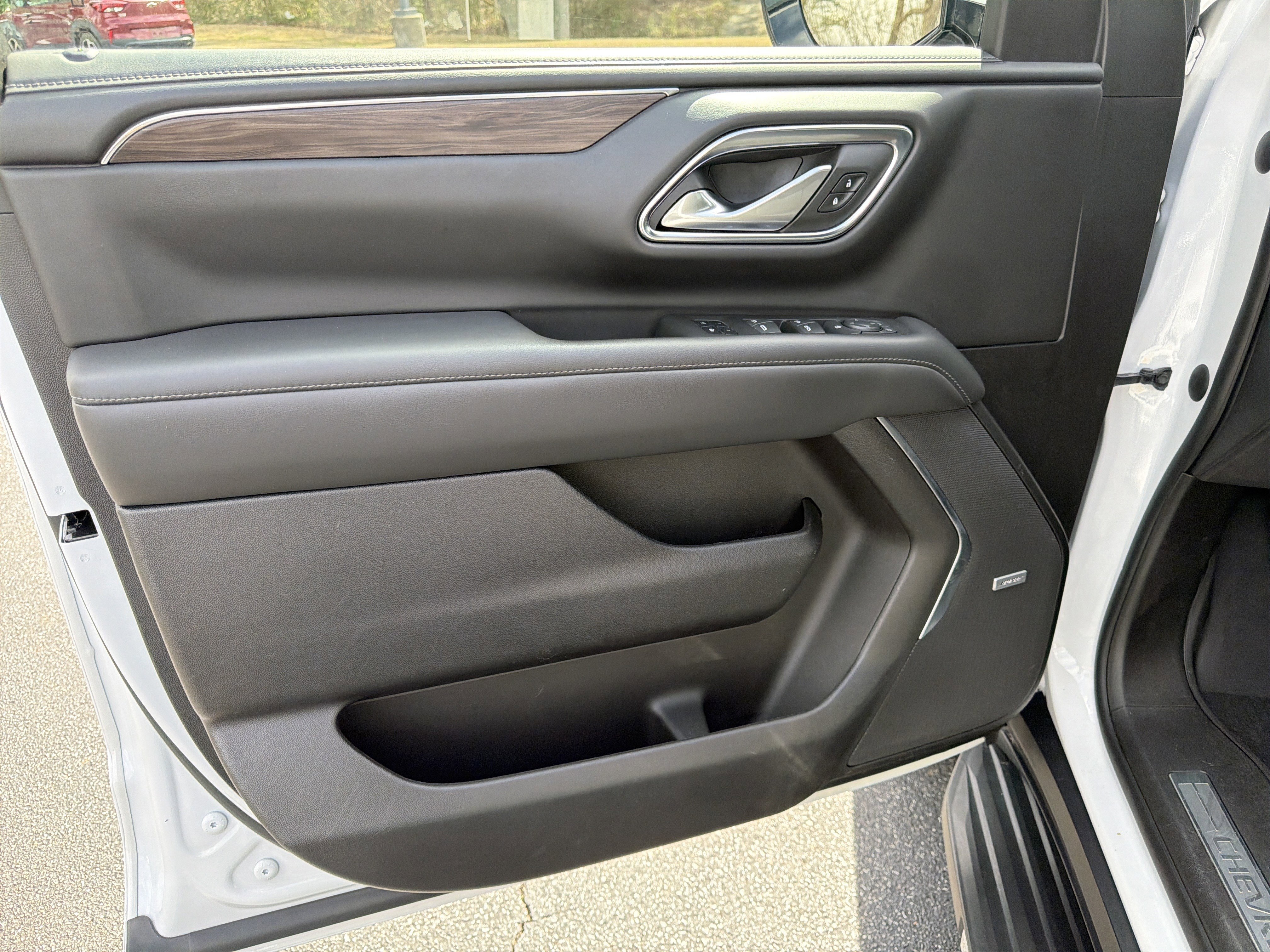Used 2022 Chevrolet Suburban LT image 10