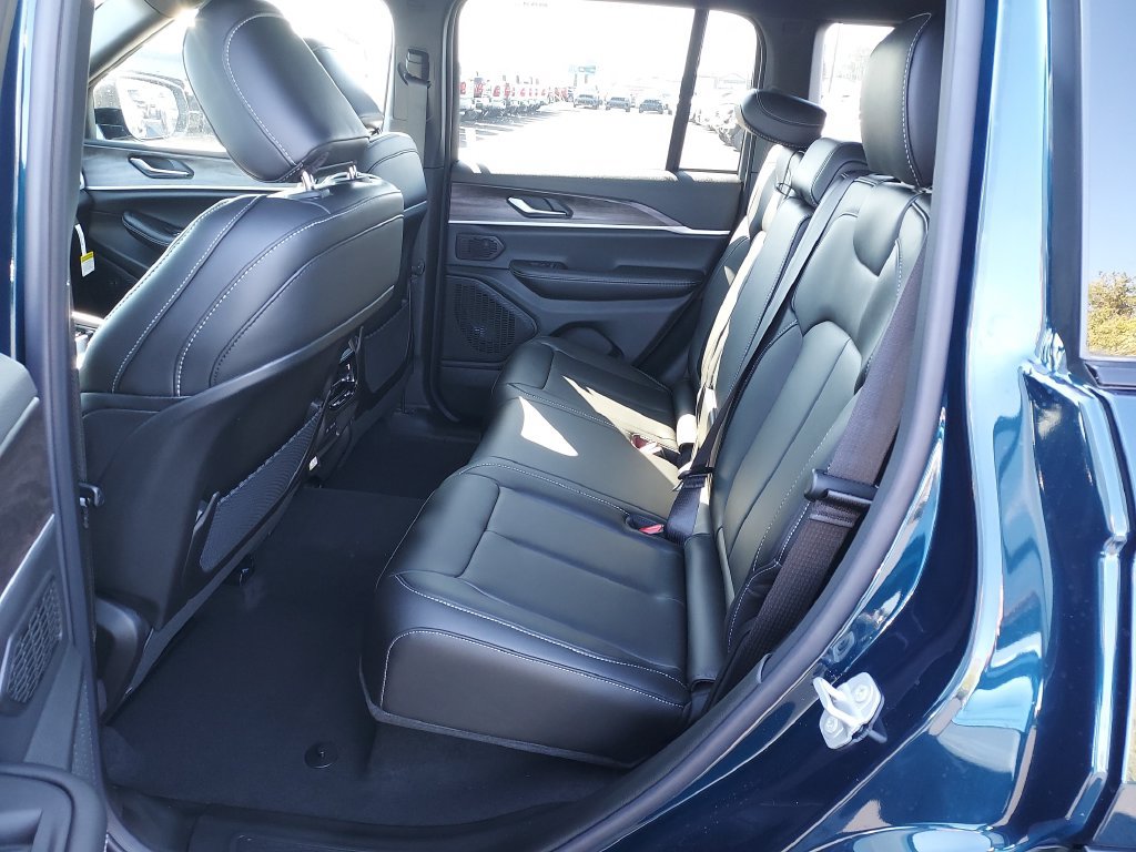 New 2027 Jeep Grand Cherokee Limited w/ Limited Altitude Package AWD/4WD image 14