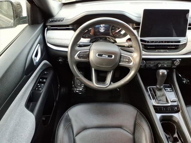 Used 2024 Jeep Compass Latitude w/ Sun and Sound Group AWD/4WD image 17