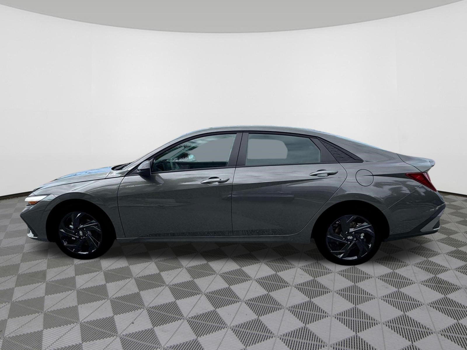 New 2026 Hyundai Elantra SEL Sport FWD image 3