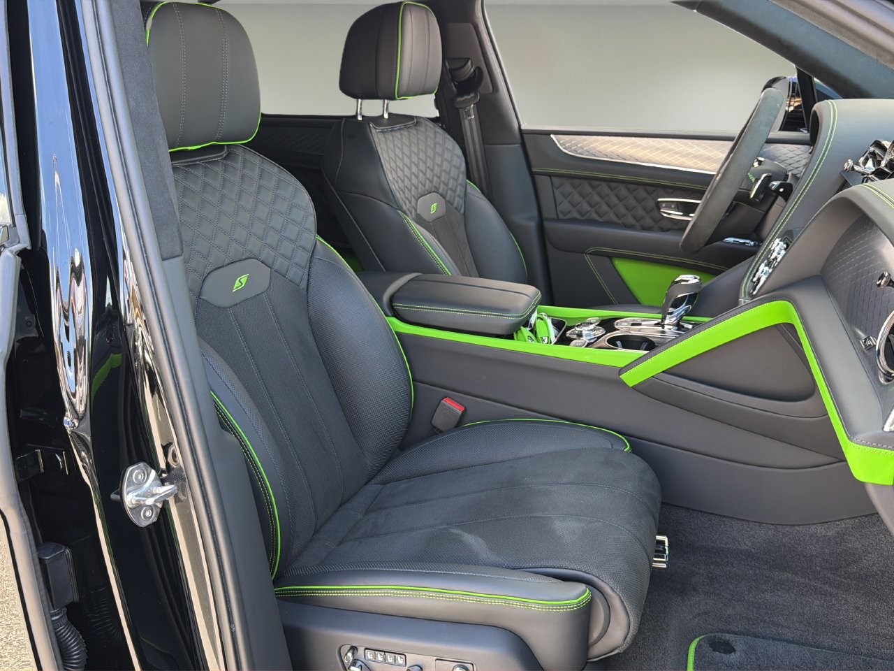 Used 2025 Bentley Bentayga AWD/4WD image 21