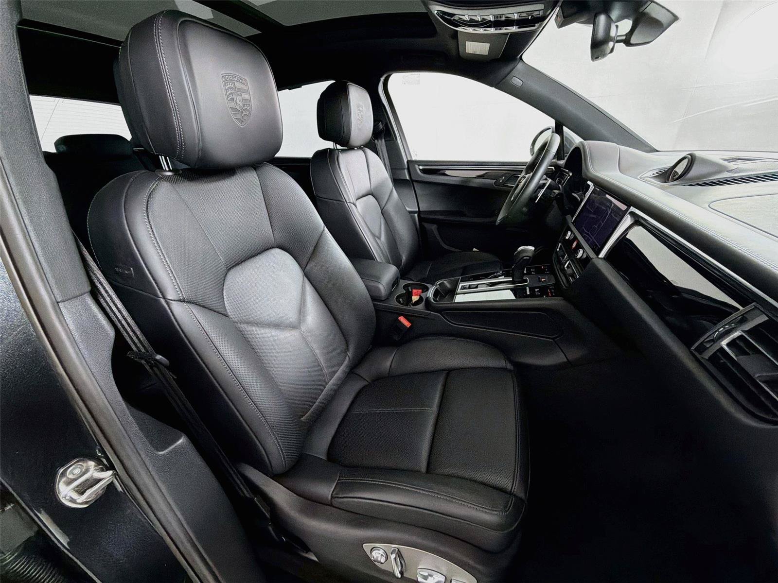 Certified 2026 Porsche Macan Turbo AWD/4WD image 28