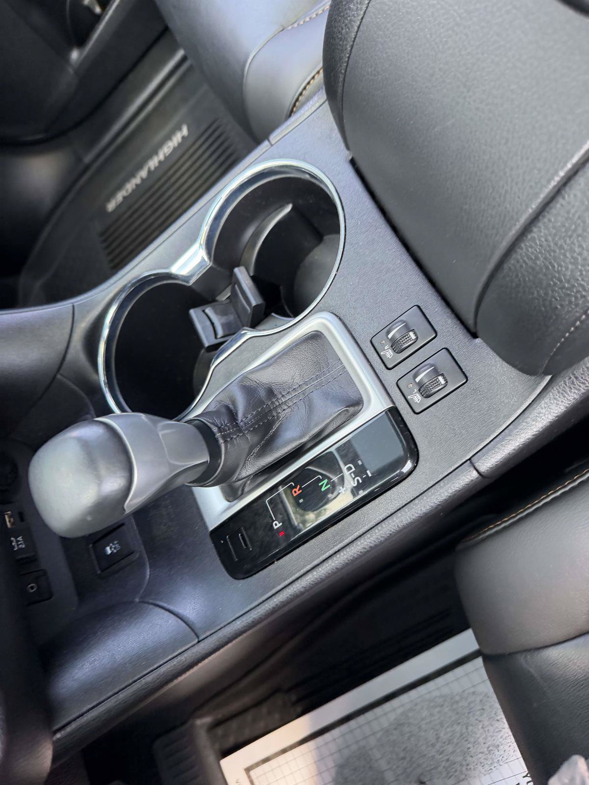 Used 2019 Toyota Highlander XLE AWD/4WD image 25