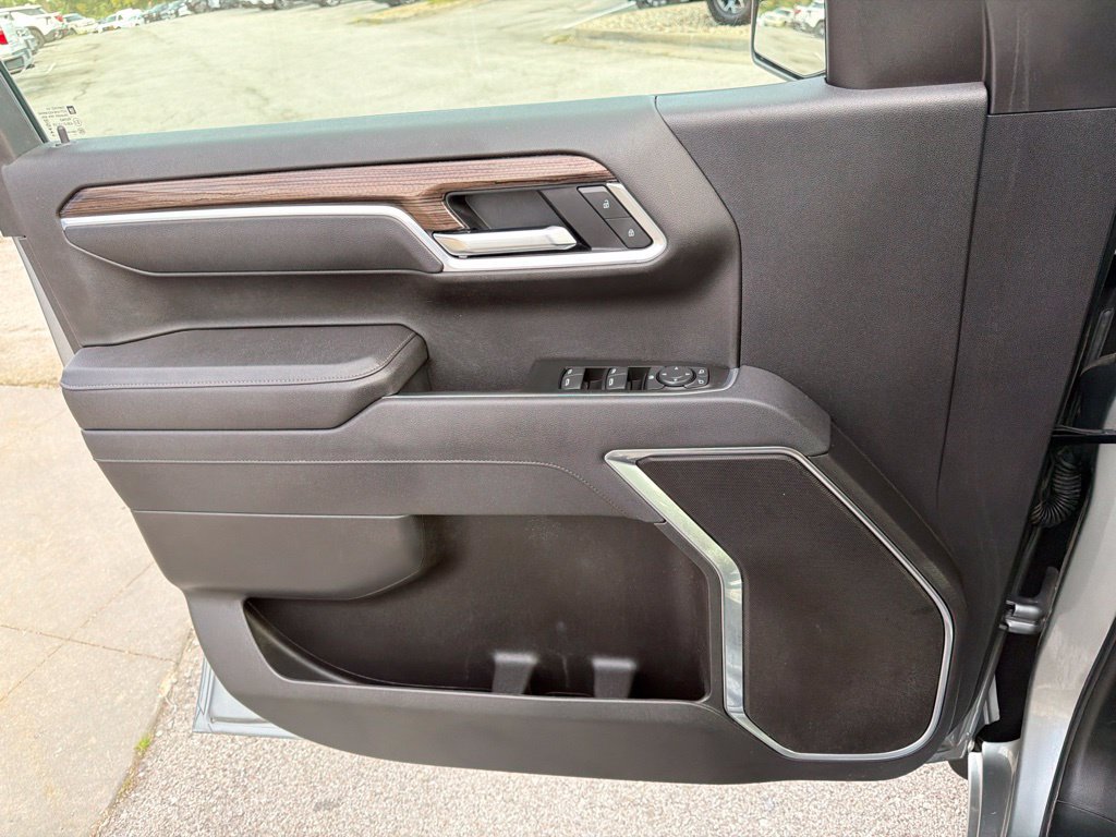 Used 2025 Chevrolet Silverado 1500 LT AWD/4WD image 32