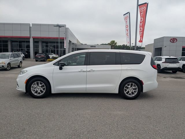 Used 2025 Chrysler Pacifica Select FWD image 6