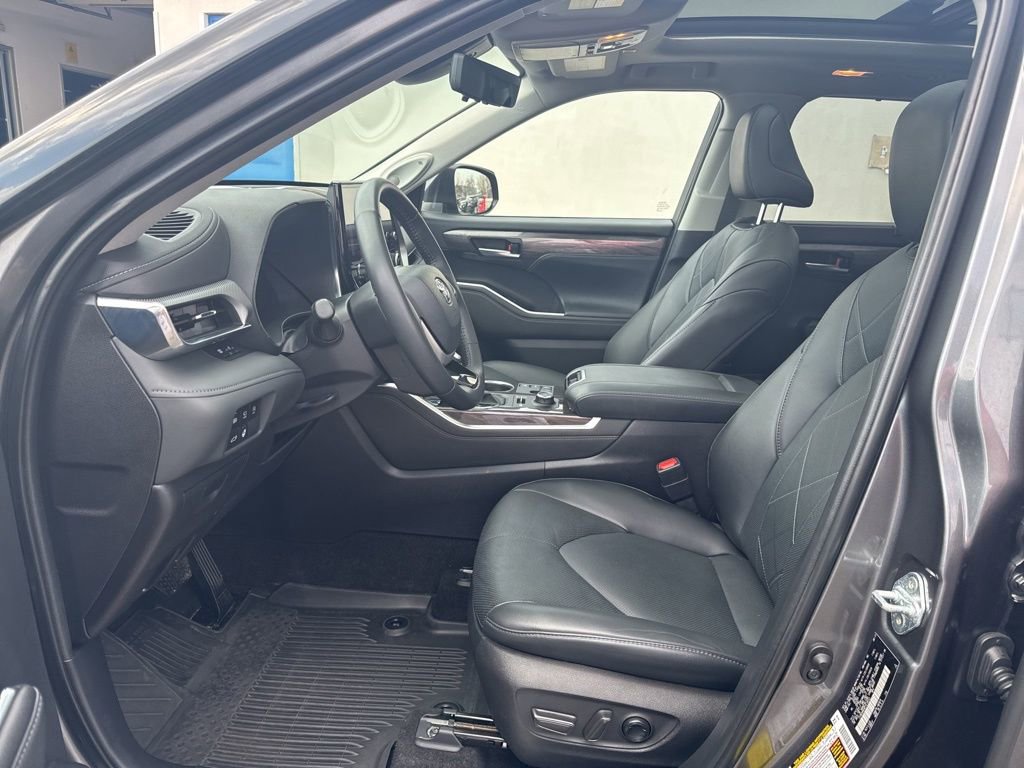 Used 2023 Toyota Highlander Platinum image 10