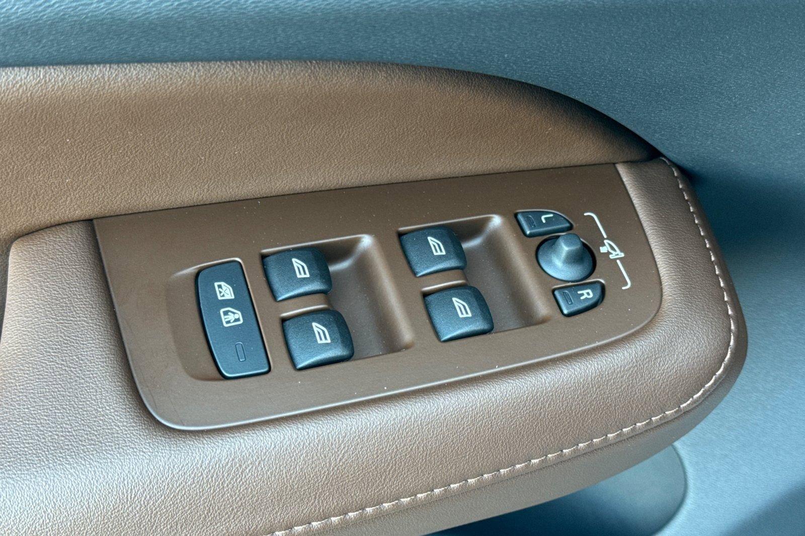 Certified 2026 Volvo V60 B5 Cross Country Plus w/ Climate Package image 11