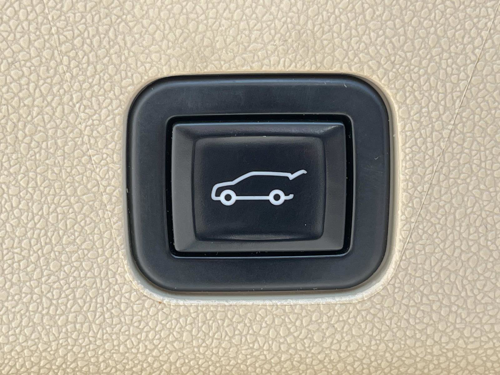 Used 2021 Cadillac Escalade Premium Luxury AWD/4WD image 13