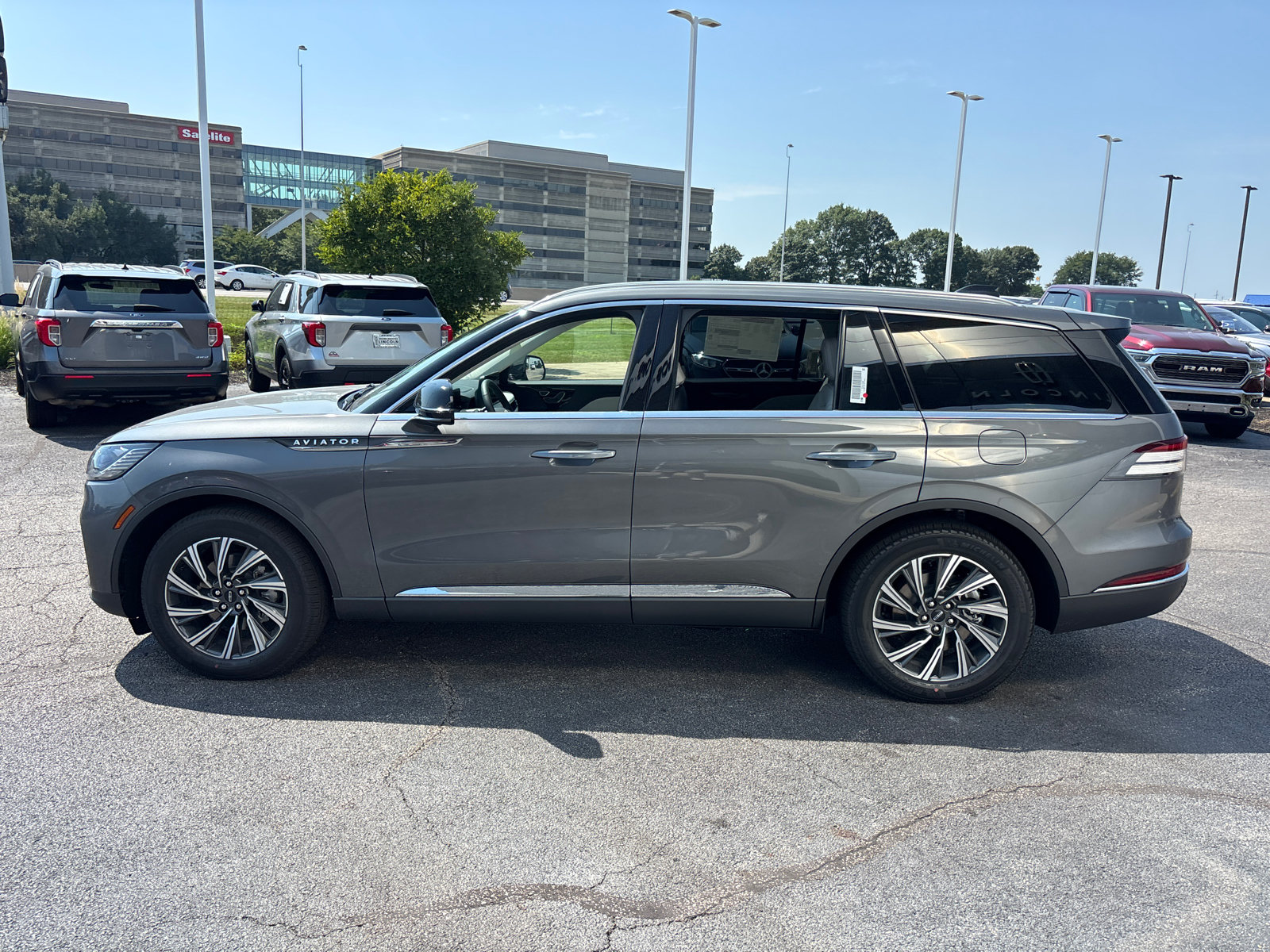 New 2027 Lincoln Aviator AWD image 4