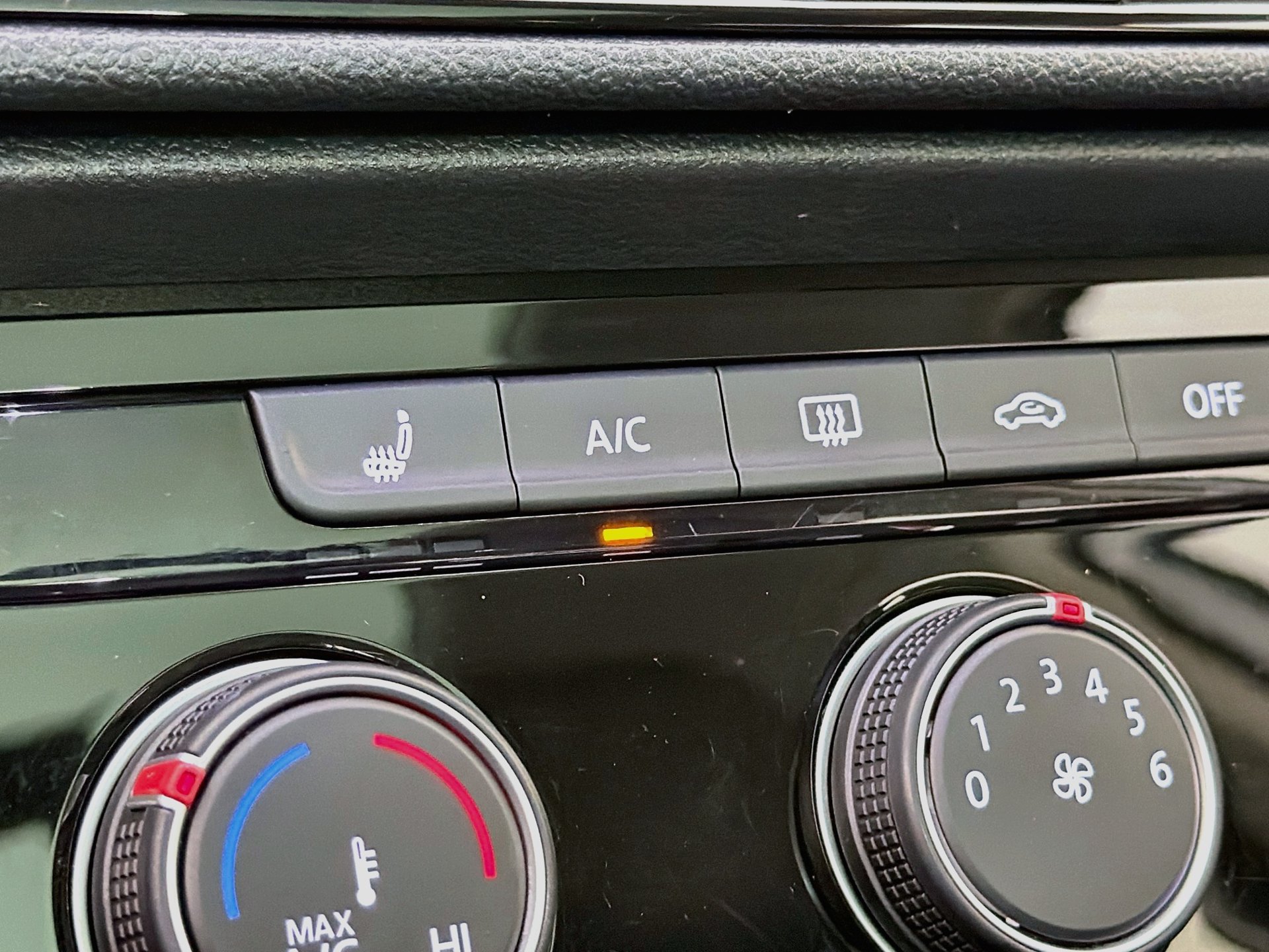 Certified 2023 Volkswagen Taos SE w/ Panoramic Sunroof Package FWD image 19