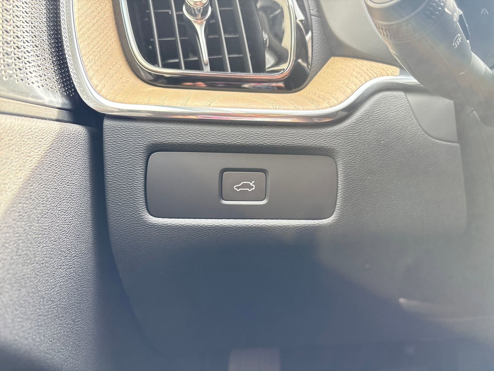 New 2026 Volvo XC60 B5 Ultra w/ Climate Package image 23