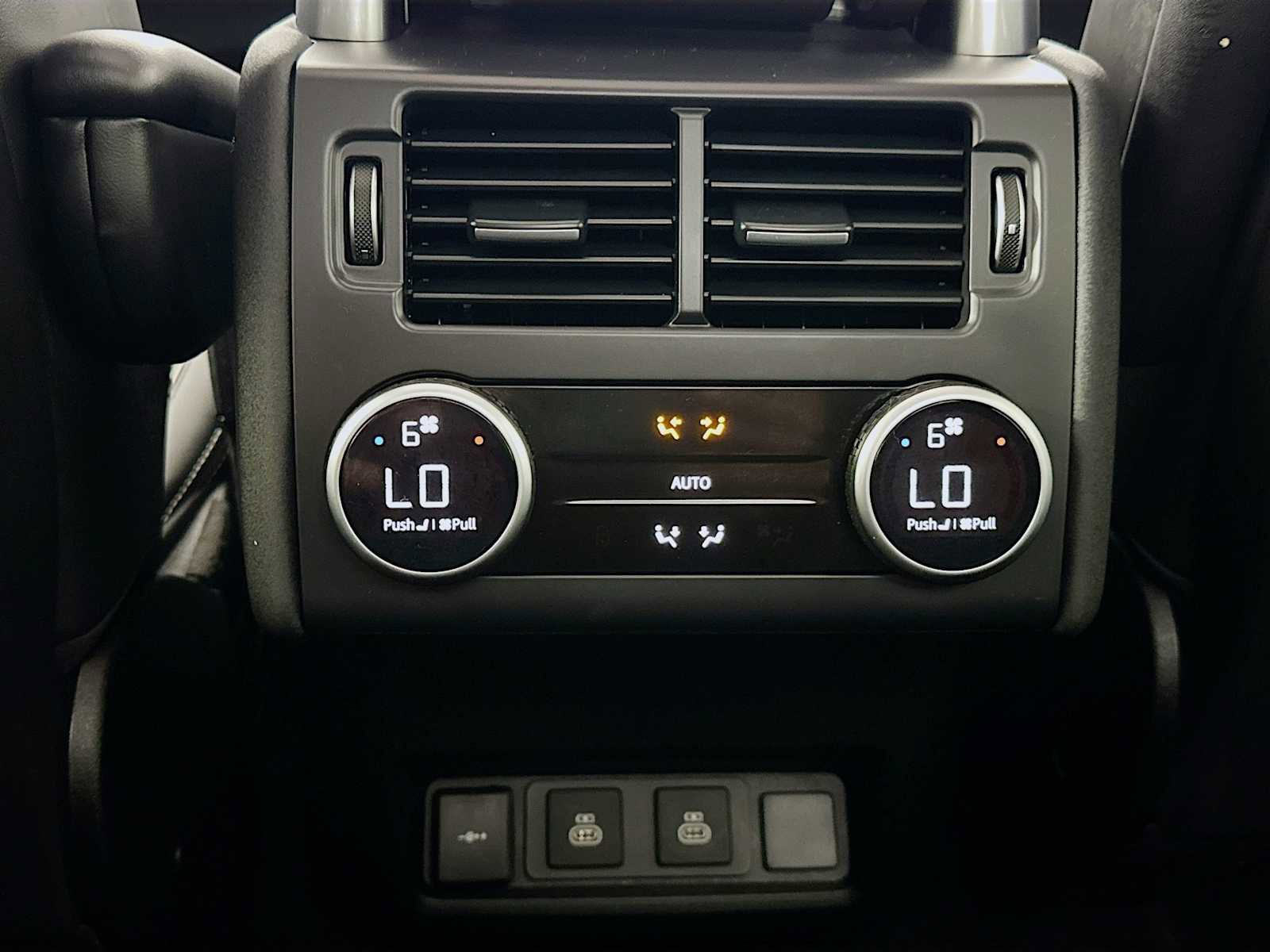 Used 2024 Land Rover Discovery Metropolitan Edition image 24