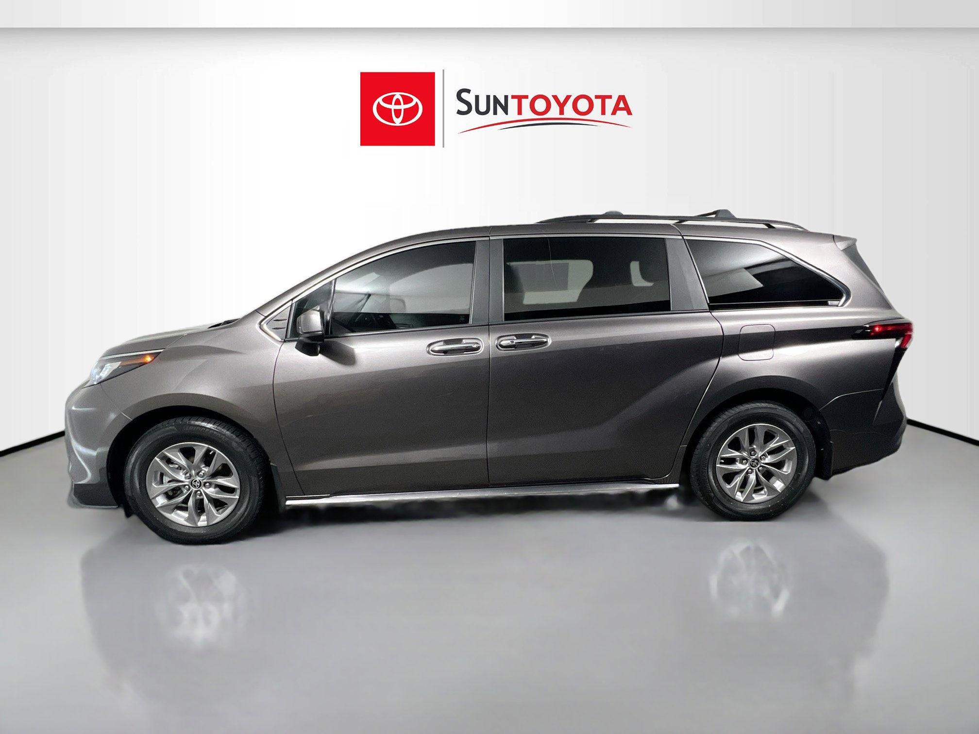 Used 2022 Toyota Sienna XLE w/ XLE Plus Package FWD image 7