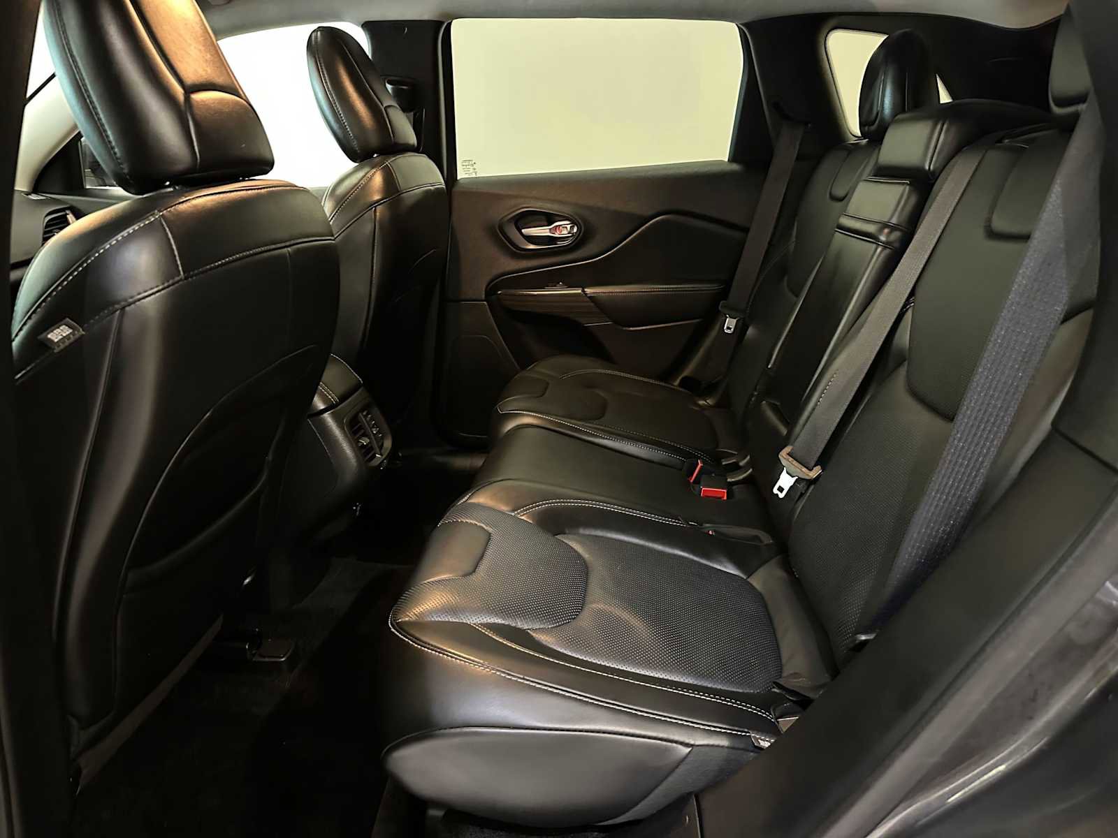 Used 2015 Jeep Cherokee Limited w/ Luxury Group image 41