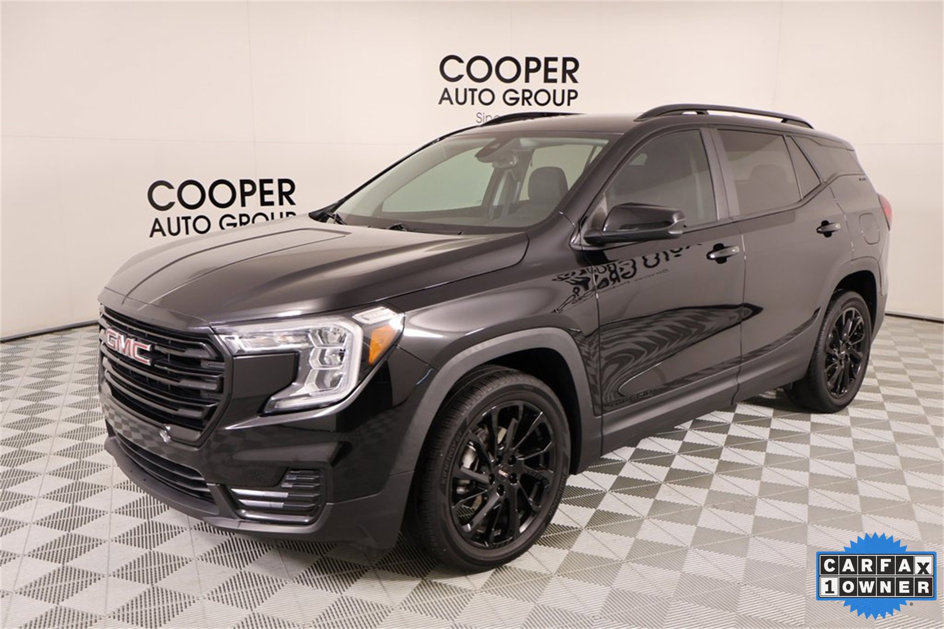 Used 2023 GMC Terrain SLE w/ Elevation Edition image 9