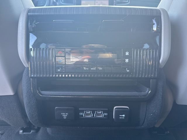 Used 2024 Jeep Wagoneer Series II w/ Flexible Seating Group RWD image 16