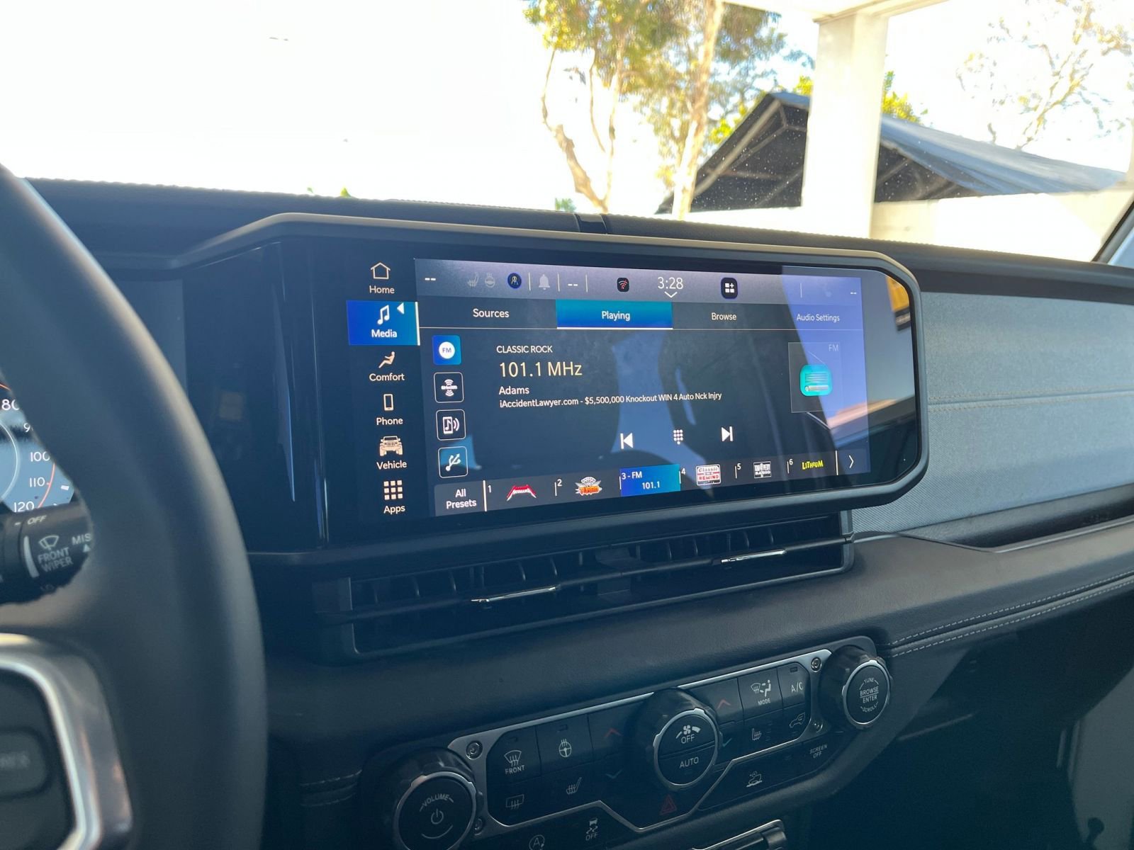 Used 2025 Jeep Wrangler Sahara image 18