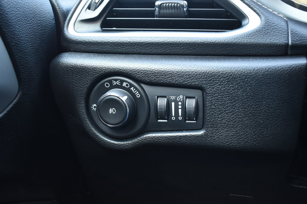 Used 2025 Chrysler Pacifica Limited FWD image 25