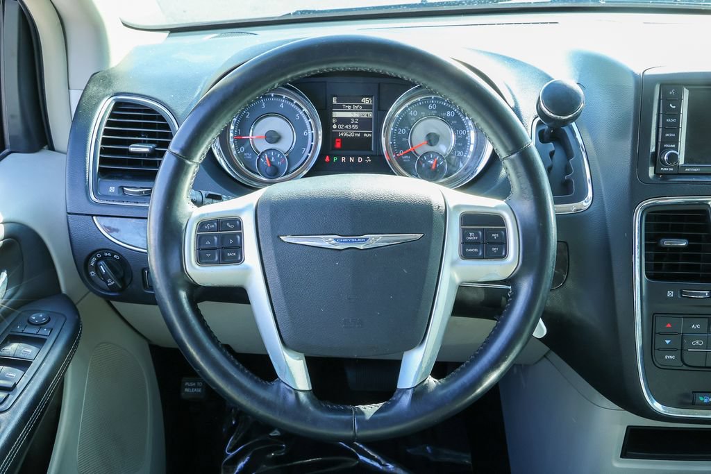 Used 2014 Chrysler Town & Country Touring FWD image 8