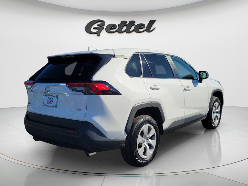 Used 2024 Toyota RAV4 LE FWD image 5