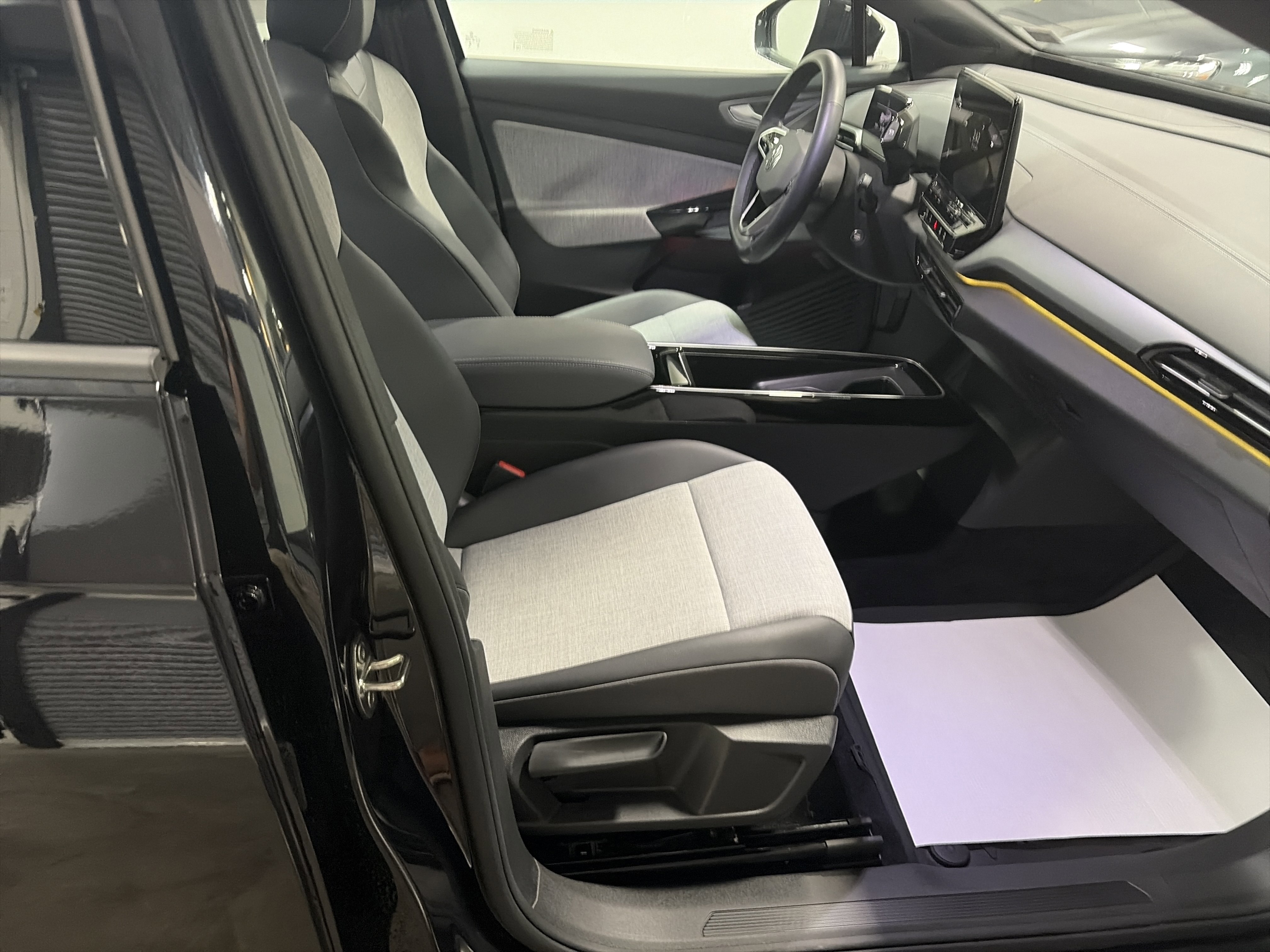 Certified 2024 Volkswagen ID.4 2WD image 31