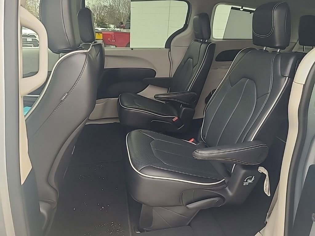 Used 2024 Chrysler Pacifica Limited image 20