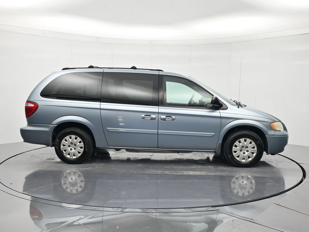Used 2005 Chrysler Town & Country LX w/ Popular Equipment Group II FWD image 4