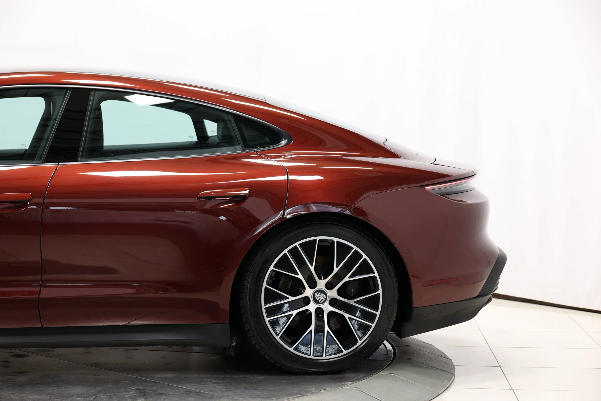 Used 2022 Porsche Taycan image 8