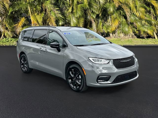 Used 2025 Chrysler Pacifica Limited w/ Uconnect Theater Family Group AWD/4WD image 2