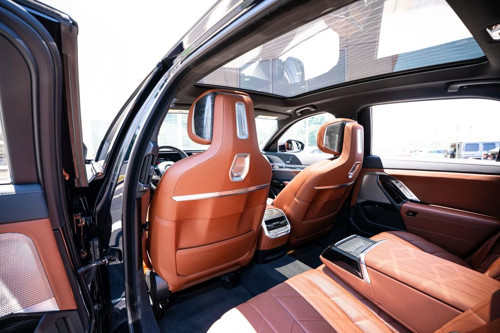 Used 2023 BMW i7 xDrive60 AWD/4WD image 44