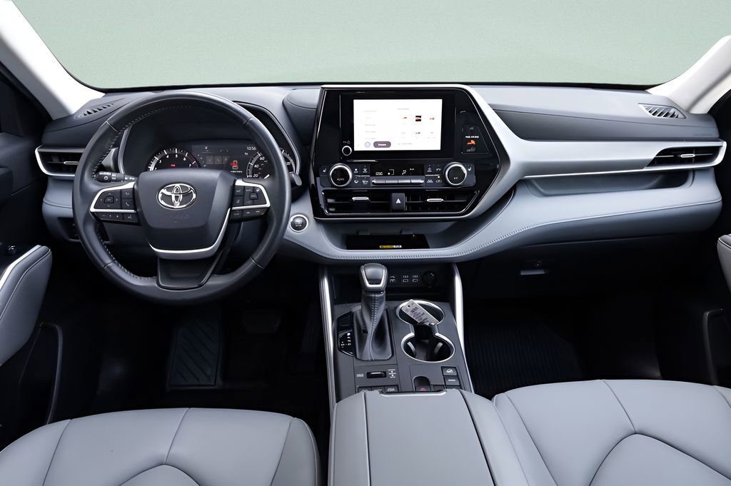 Used 2023 Toyota Highlander XLE AWD/4WD image 33