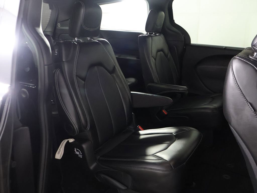 Used 2025 Chrysler Pacifica Select image 39