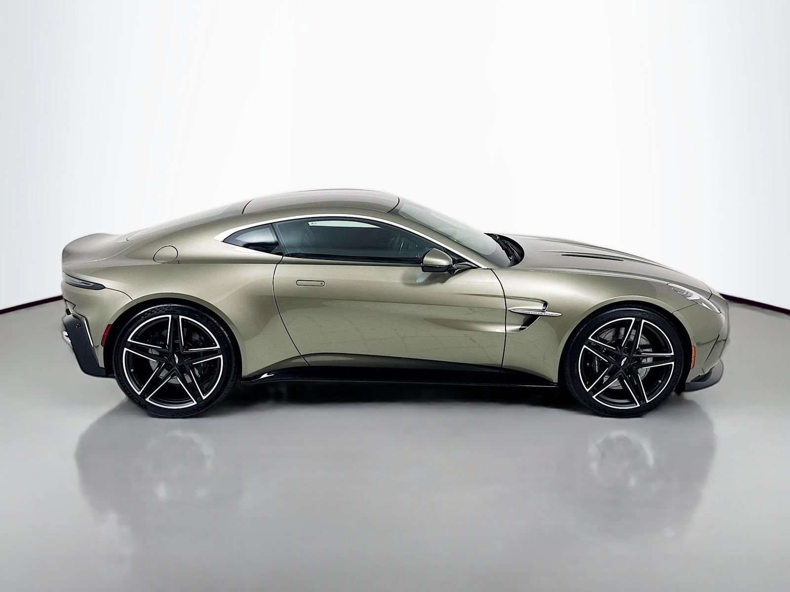 Used 2025 Aston Martin V8 Vantage Coupe RWD image 8