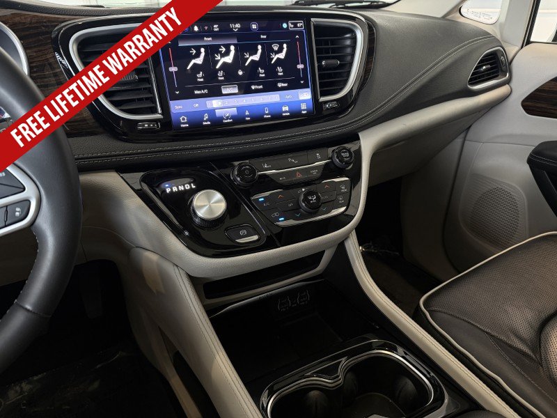 Used 2023 Chrysler Pacifica Limited FWD image 43