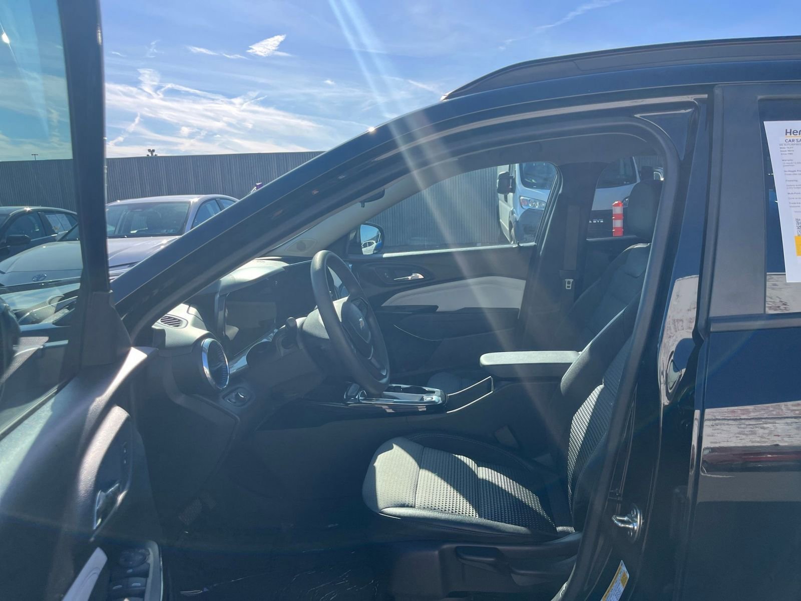 Used 2025 Chevrolet Trax LT FWD image 27