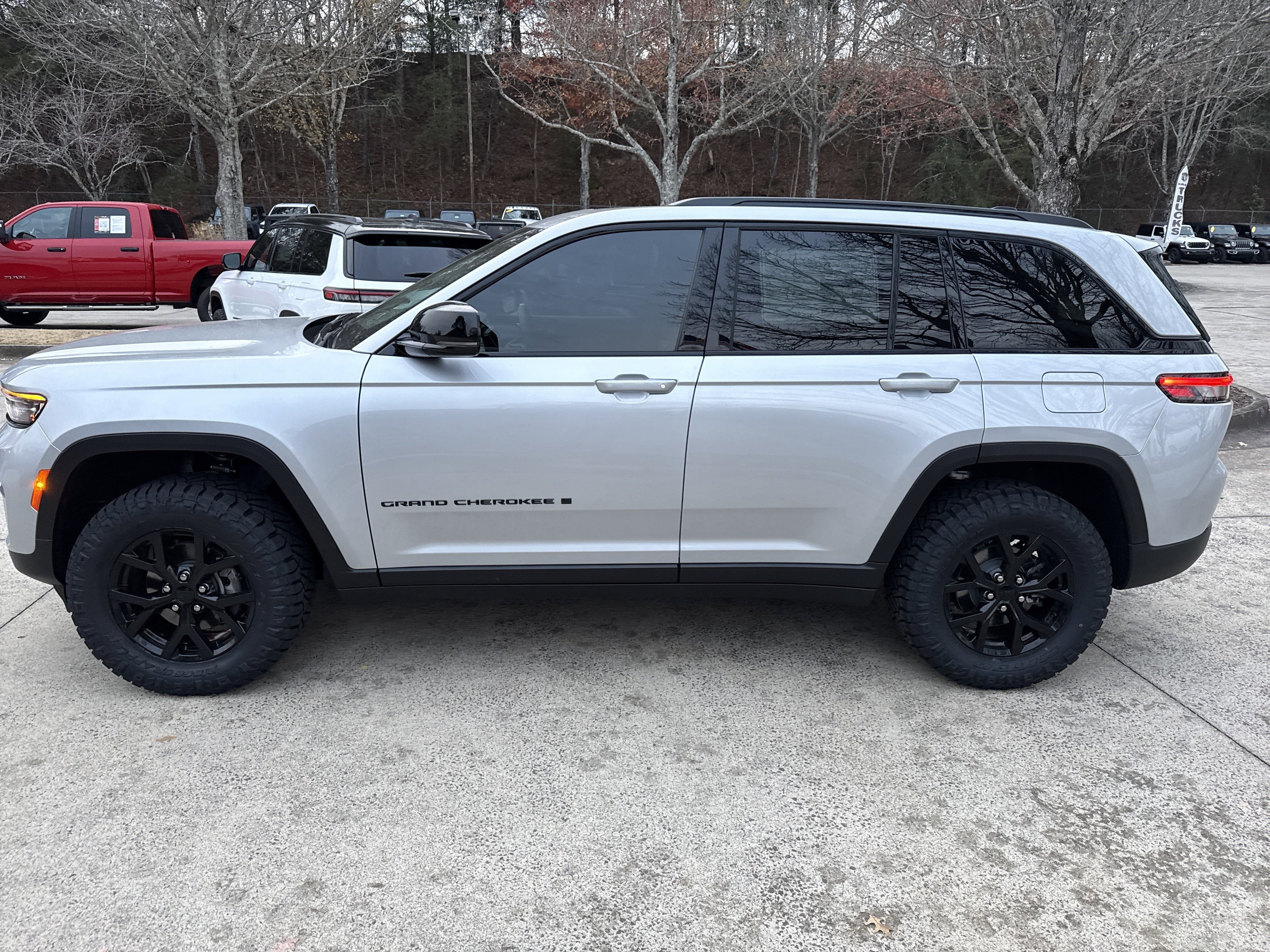 New 2025 Jeep Grand Cherokee Altitude image 4
