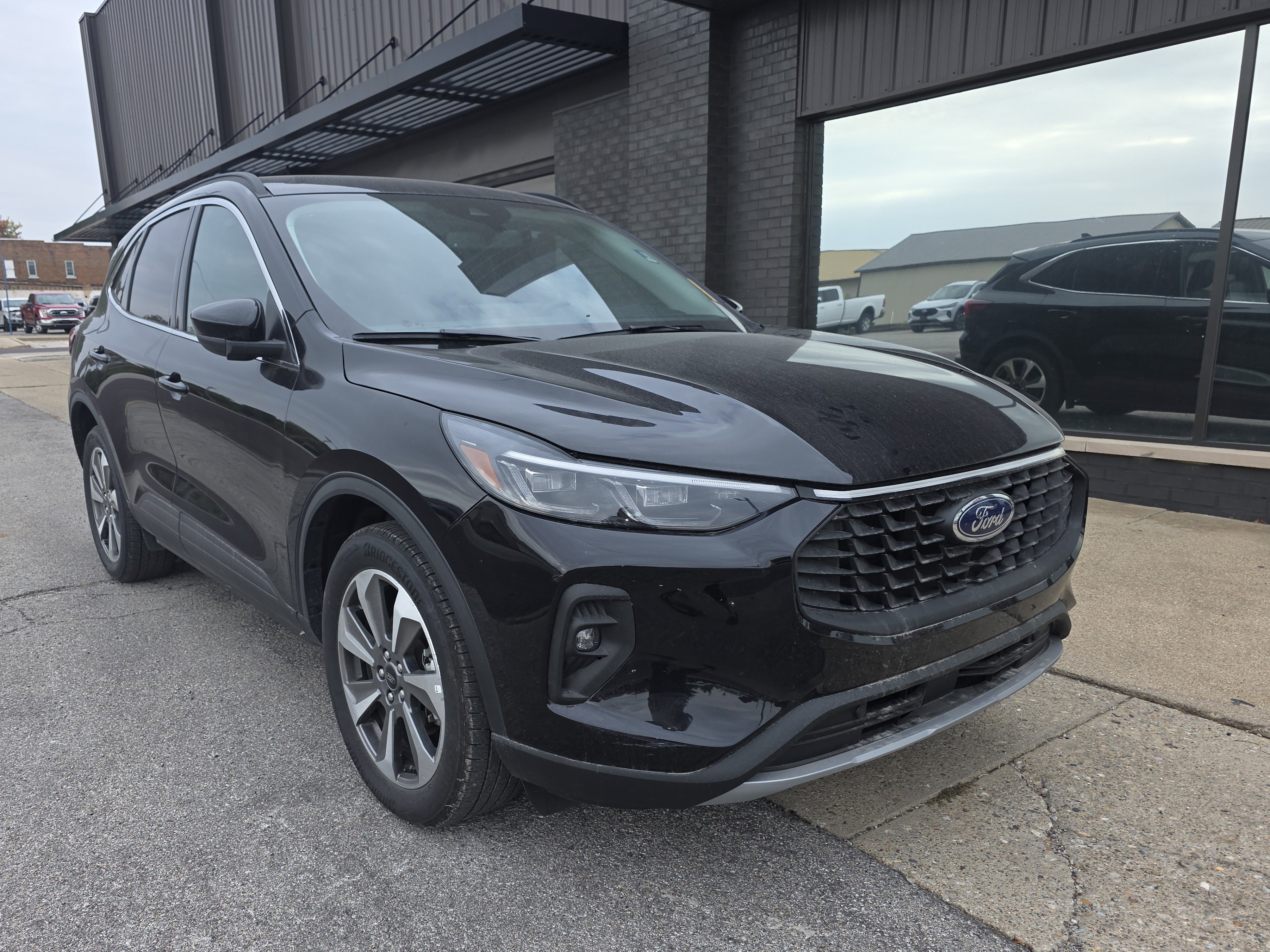 Used 2025 Ford Escape Platinum image 3