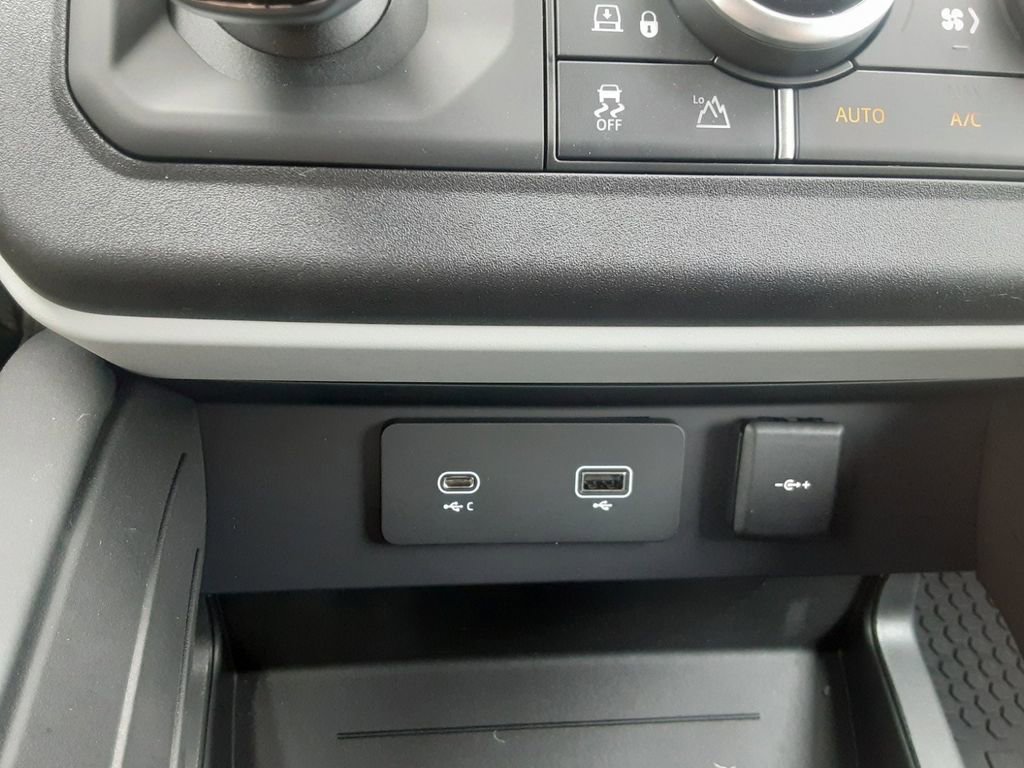 New 2024 Land Rover Defender 110 SE image 26