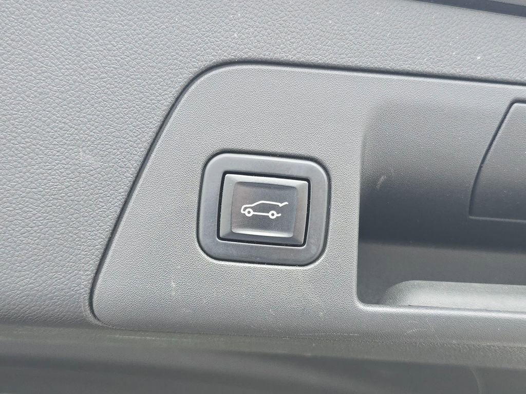 Used 2022 Buick Envision Essence w/ Technology Package I FWD image 13