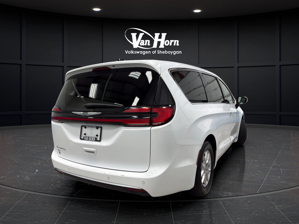 Used 2024 Chrysler Pacifica Touring-L FWD image 7